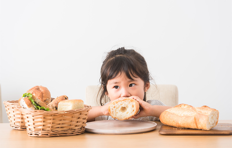 パンを食べる子供