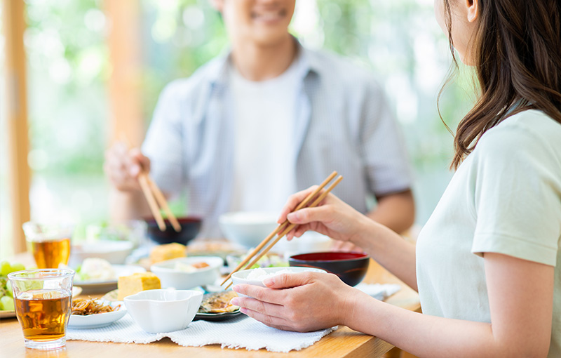 食事を摂る男女