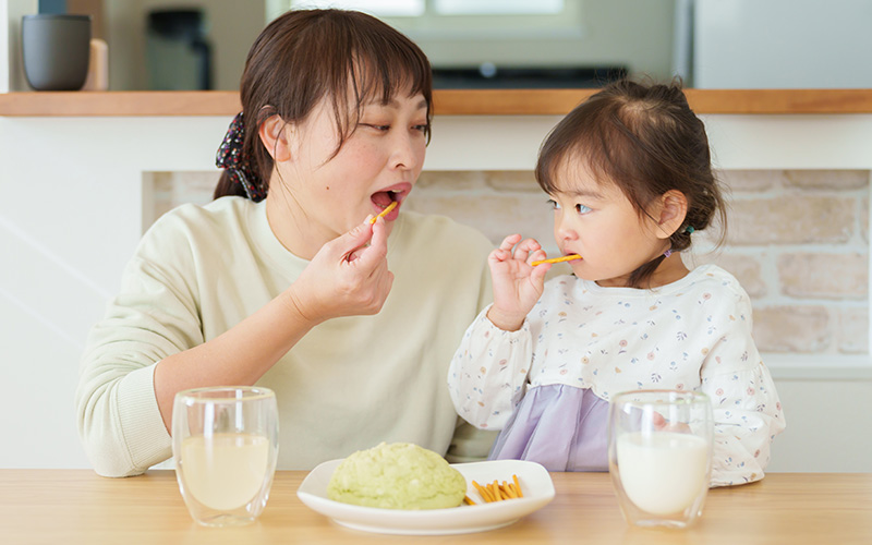 母親と子供が一緒におやつを楽しむ様子