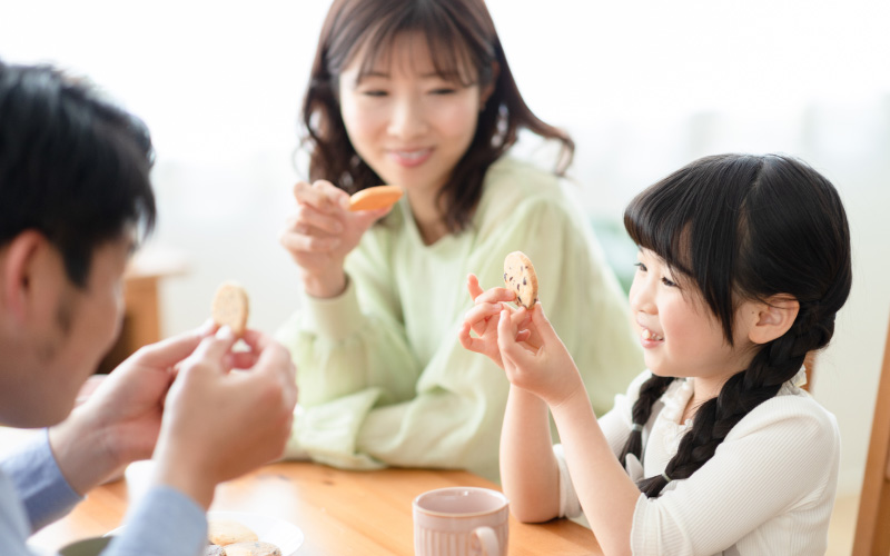 クッキーを食べる家族