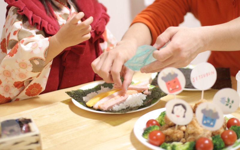 節分に手巻き寿司を楽しむ様子