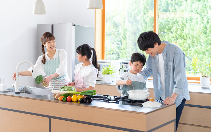 キッチンに立つ親子