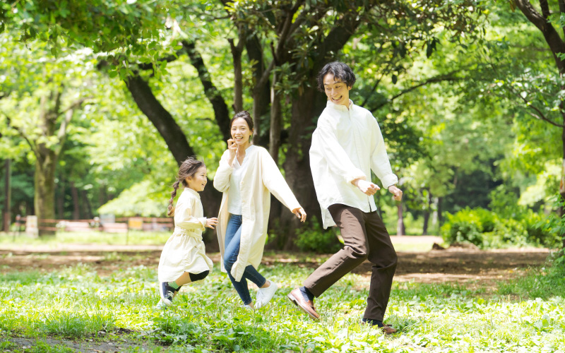 家族でかけっこをする様子