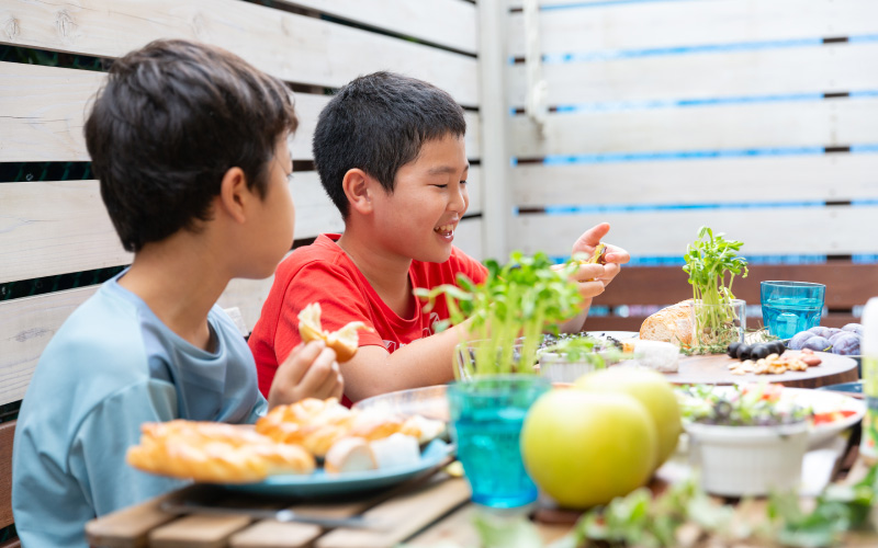 外で食事をする子供