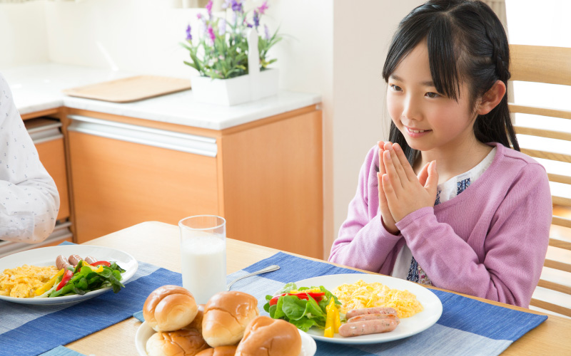 「いただきます」をする子供