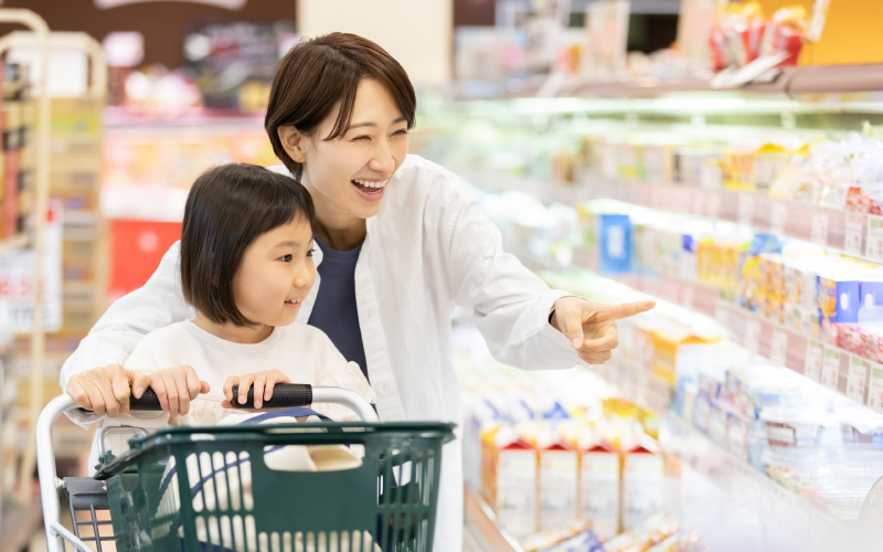 スーパーで買い物をする親子