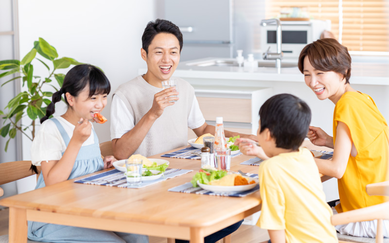 家族で食卓を囲む様子