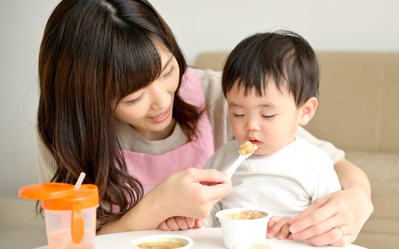 幼児が離乳食を食べる様子
