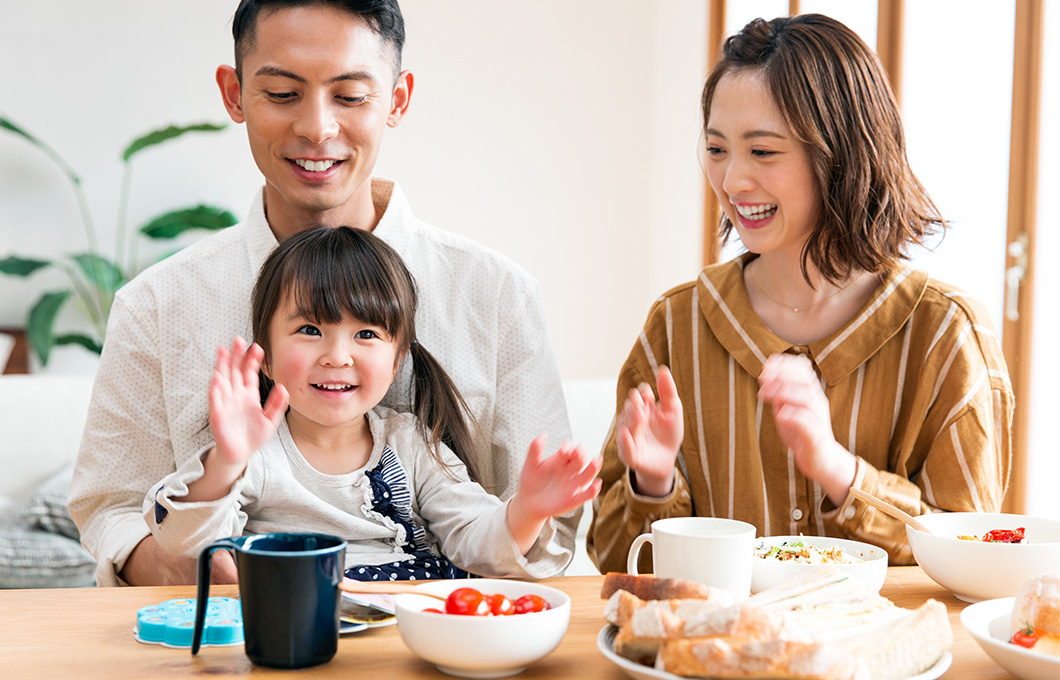 家族で食事を楽しむ様子