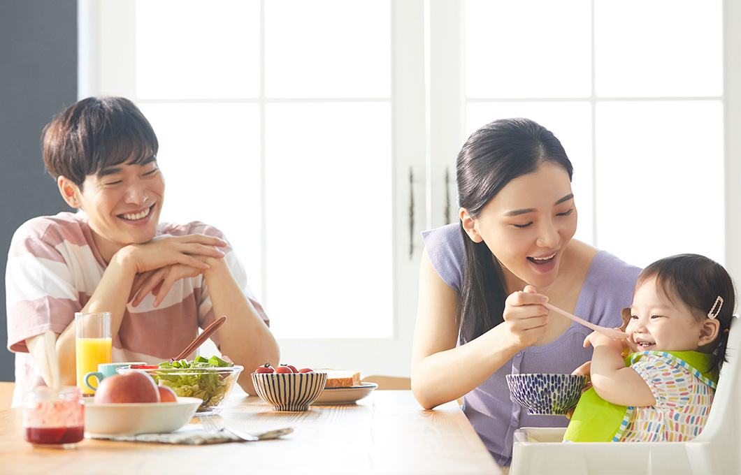 子供に食事を食べさせる様子