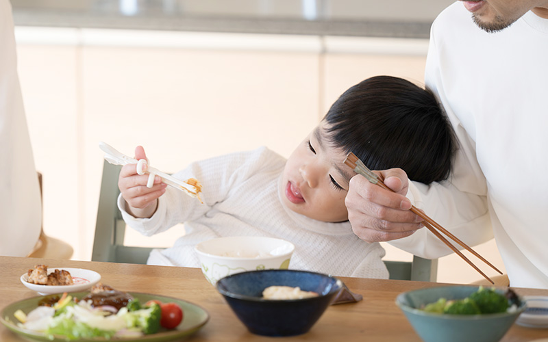 食事をする子ども