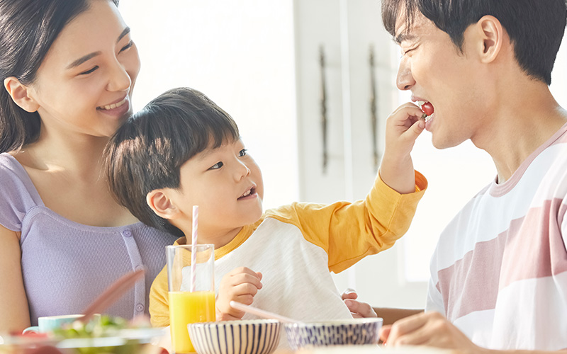 ミニトマトを父親に食べさせる子ども