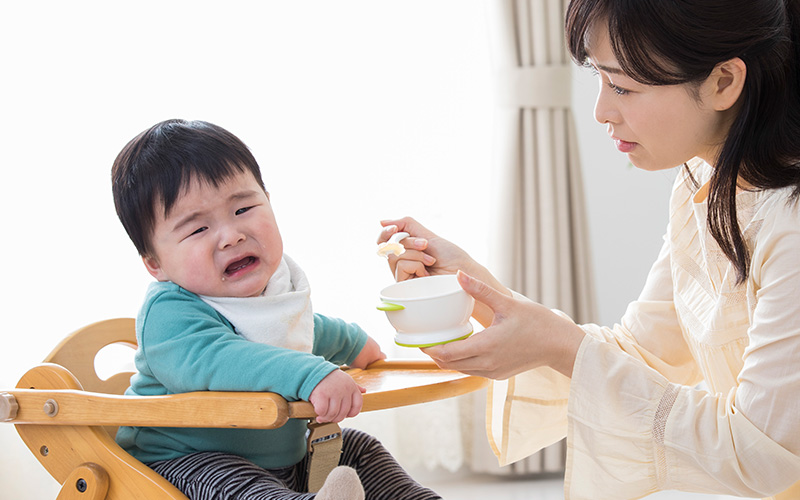 離乳食を食べるのを嫌がる子ども