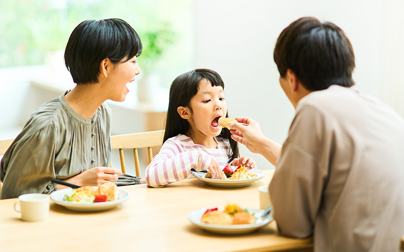 食事をする親子