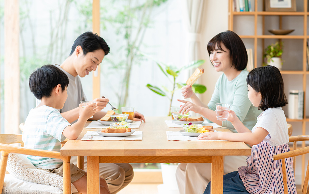 家族の食卓風景