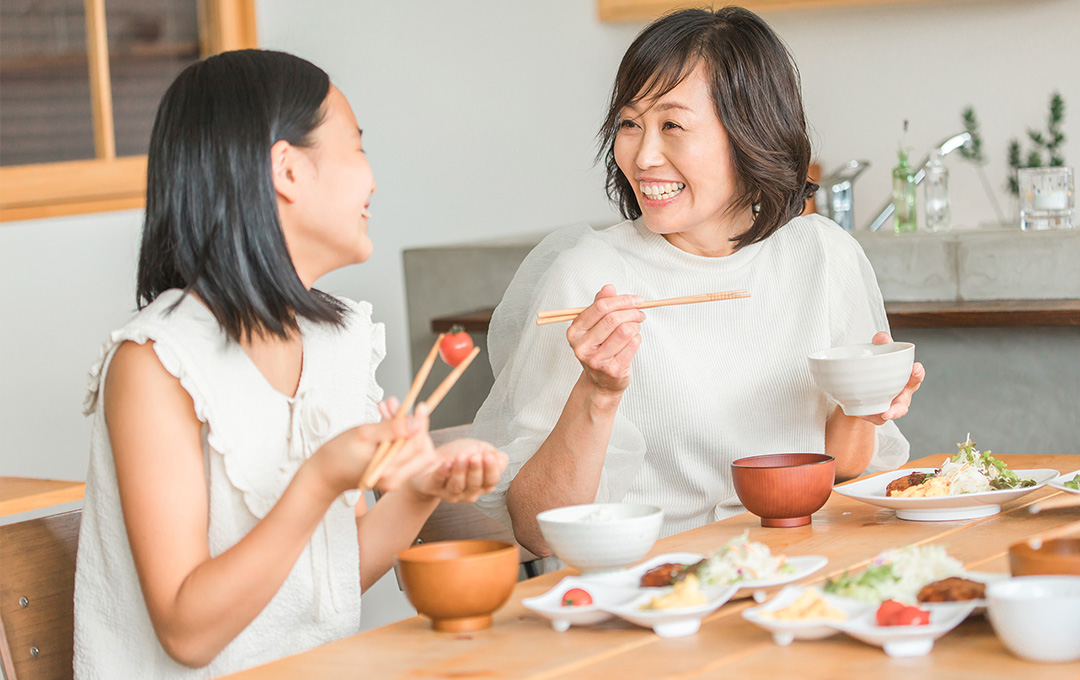 食事中の会話を楽しむ親子