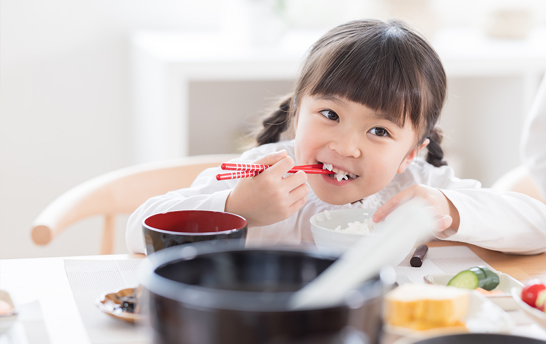 食事中の子供