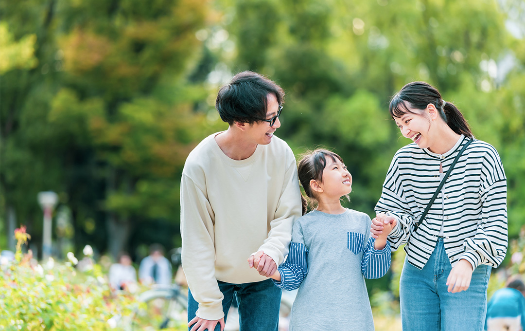 手を繋いで歩く親子