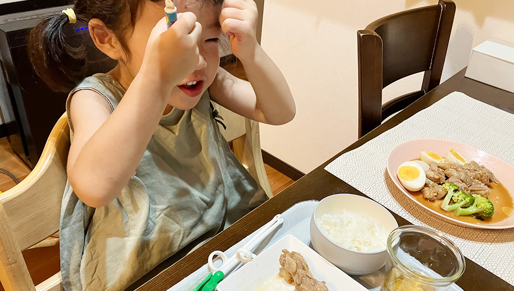 食事をする子供
