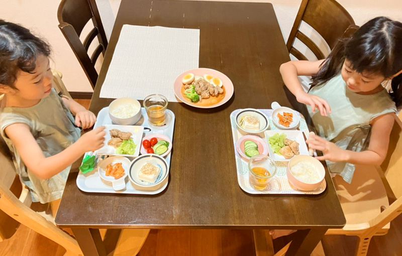 食事をする姉妹