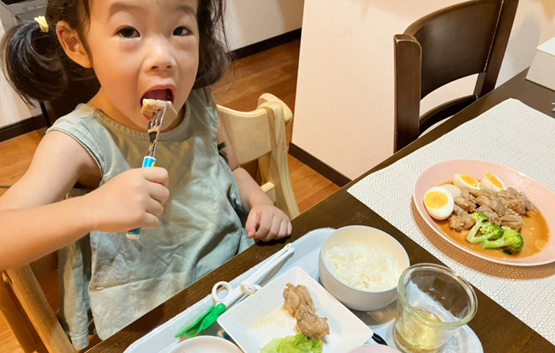 鶏肉を食べる子供