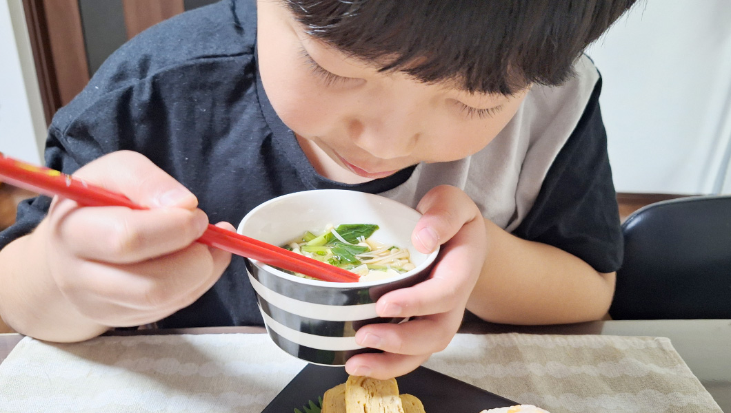 スープを飲む子供