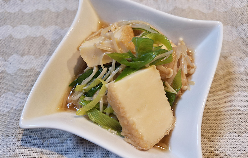 『すこやかプラスこだわりの万能だしつゆ』で作られた厚揚げとえのきとねぎの煮物