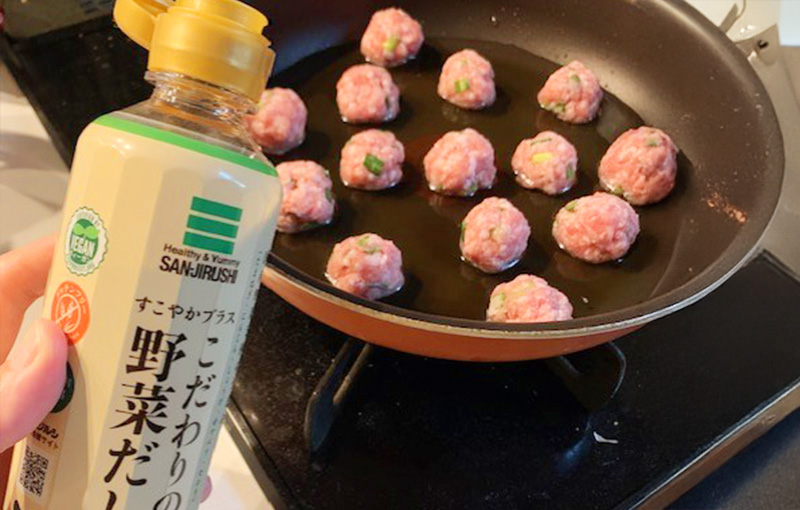 サンジルシ グリーンライン「すこやかプラスこだわりの野菜だし」で作る、ホットプレートで作る肉団子