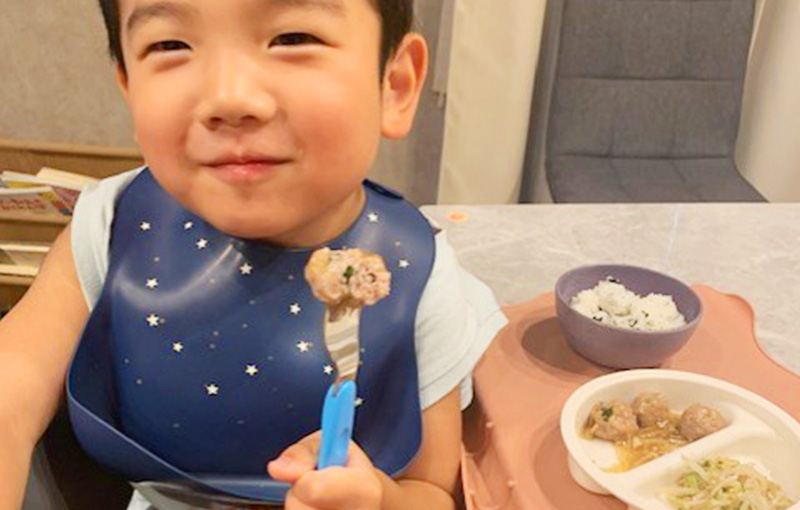 肉団子を頬張る子ども