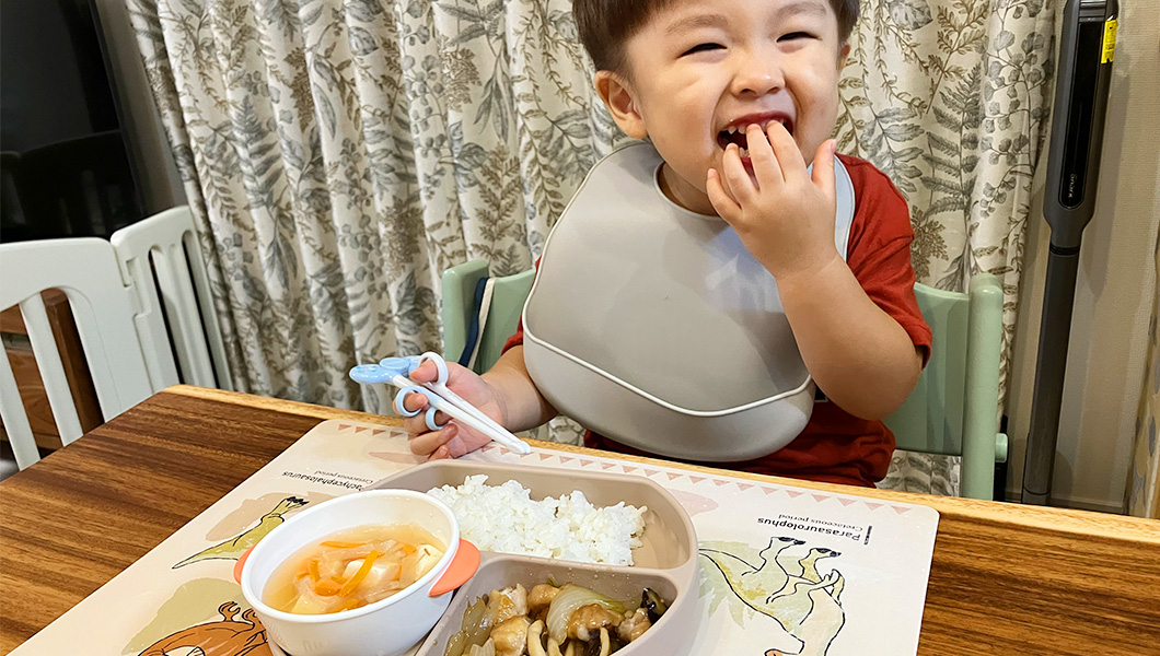 サンジルシ グリーンライン「すこやかプラスこだわりのぽん酢」で作った料理を食べる子ども