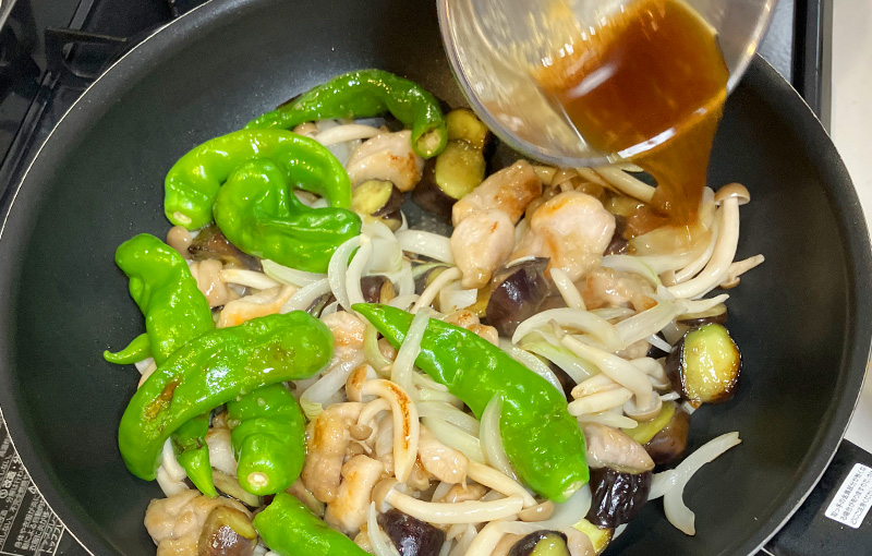 サンジルシ グリーンライン「すこやかプラスこだわりのぽん酢」で作った鶏肉とナスのニンニクぽん酢炒め