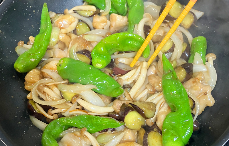 サンジルシ グリーンライン「すこやかプラスこだわりのぽん酢」で作った鶏肉とナスのニンニクぽん酢炒め