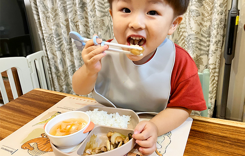 サンジルシ グリーンライン「すこやかプラスこだわりのぽん酢」で作った料理を食べる子ども
