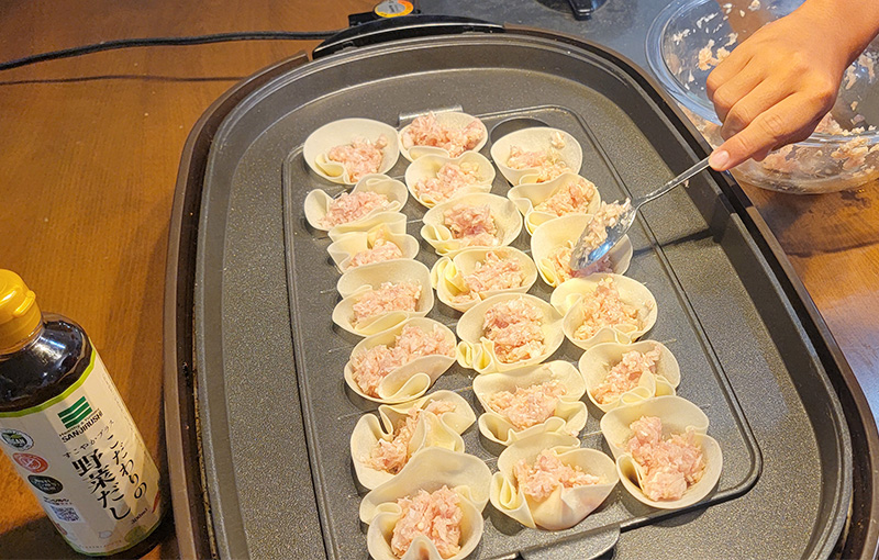 サンジルシ グリーンライン「すこやかプラスこだわりの野菜だし」で作る、ホットプレートで作るシュウマイ