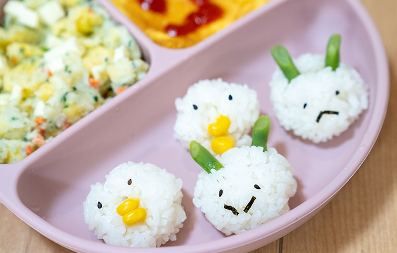 キャラおにぎりが入ったプレートご飯