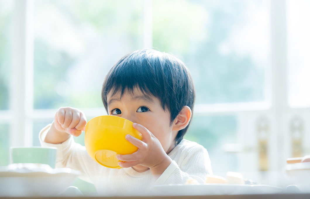 男の子がご飯を食べる