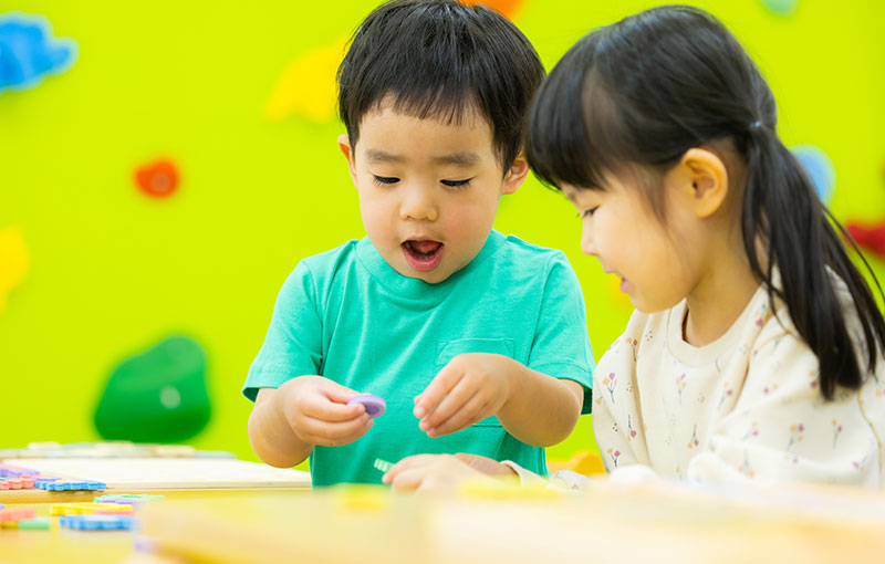 遊ぶ子ども二人