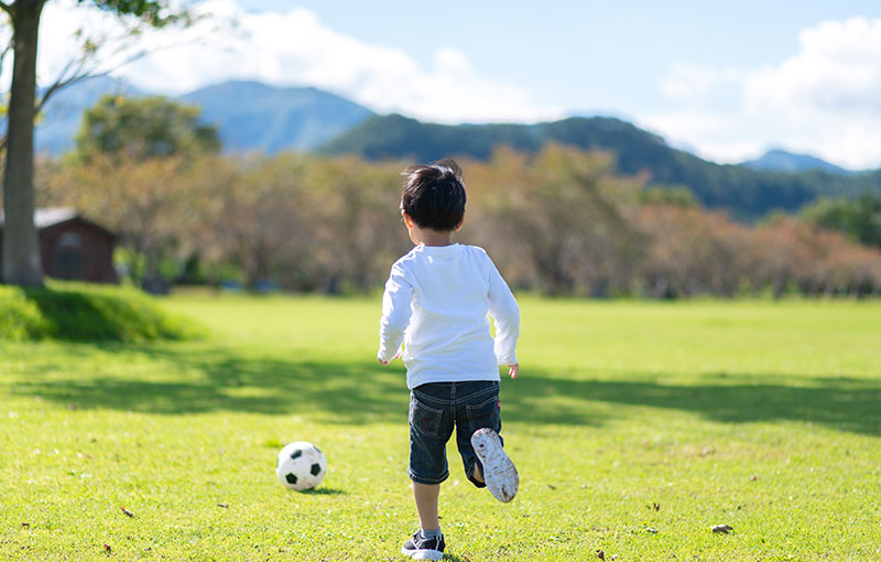 サッカーをする子ども