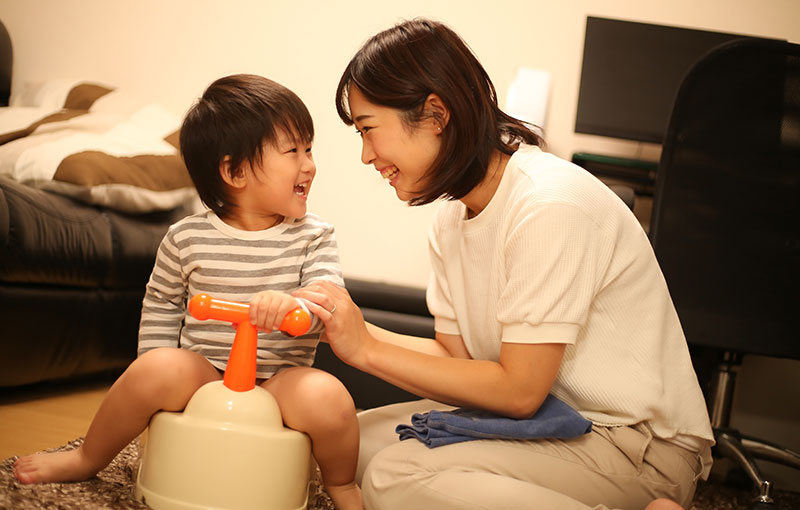 トイレチャレンジする子どもとお母さん