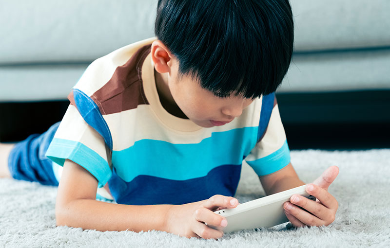 スマホを見る子ども