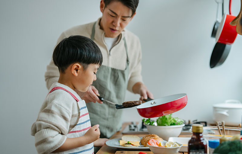 お父さんと子どもで料理をする