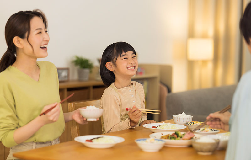 家族で食卓を笑顔で囲む