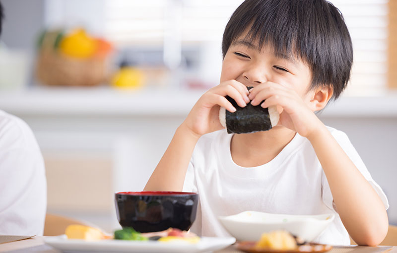 おにぎりを食べる子ども
