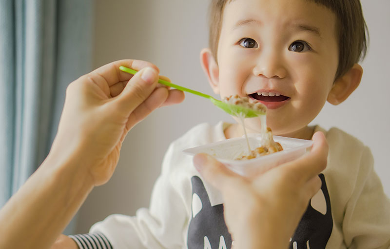 納豆を食べる子ども