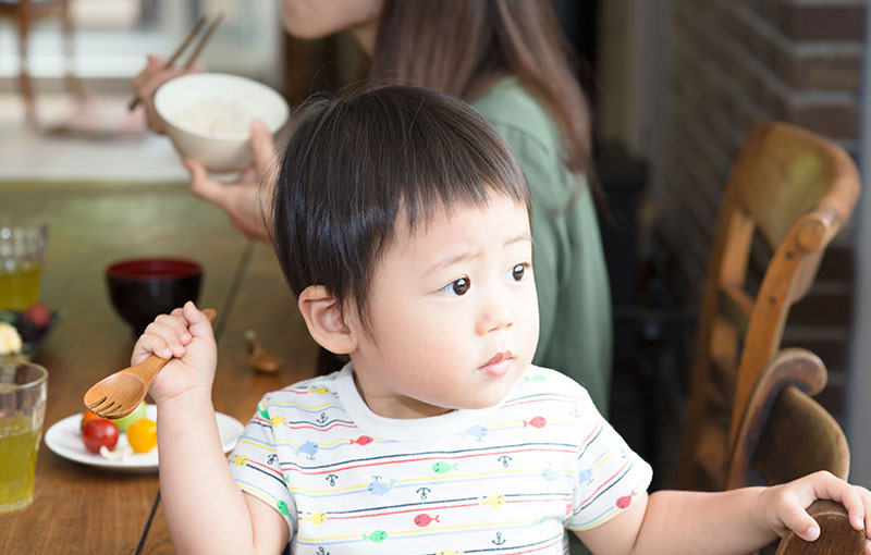 フォークを持った赤ちゃん