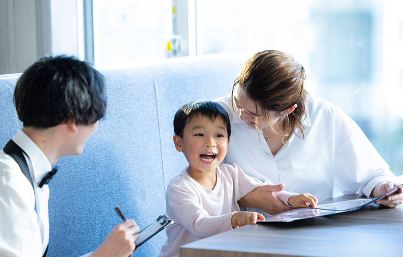 子どもに話しかけるお母さん
