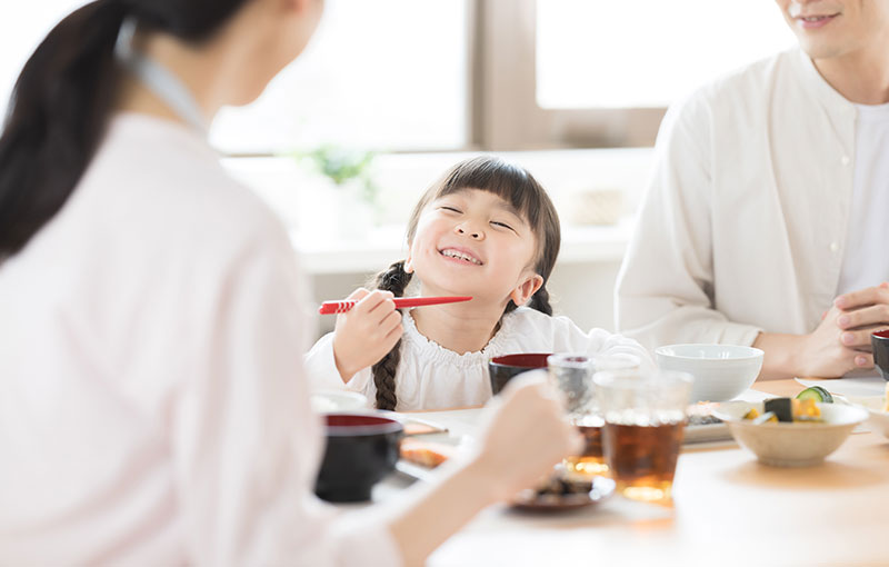笑顔でご飯を食べる女の子